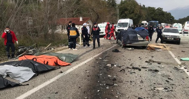 Muğla&#039;da tırla otomobil çarpıştı: 5 ölü