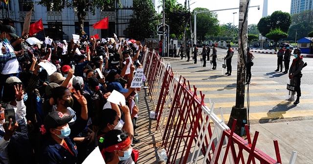 Myanmar'da 3 etnik silahlı grup, cuntayı "ateşkesi bitirmekle" tehdit etti