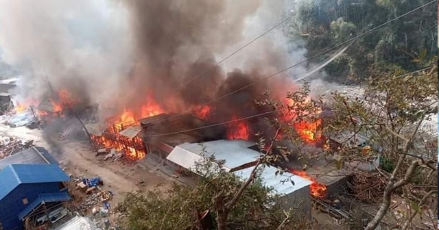 Nepal’de büyük yangın: 40 ev yandı