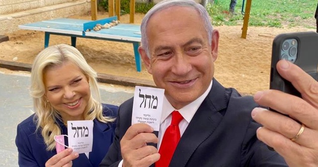 Netanyahu ve eşi oyunu kullandı