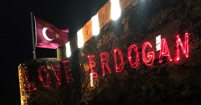 Tarihi kaleye “Love Erdoğan” görseli yansıtıldı