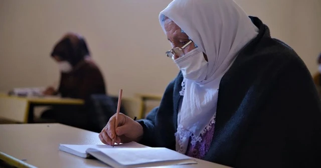 Okuma yazma öğrenen Halime nineye anlamlı hediye