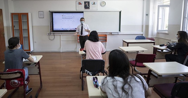 Ortaokullarda yüz yüze sınavlar ertelendi