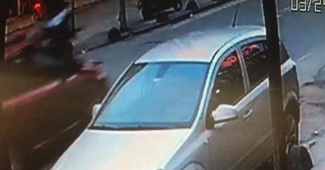 Otomobilin çarptığı kadın metrelerce savruldu