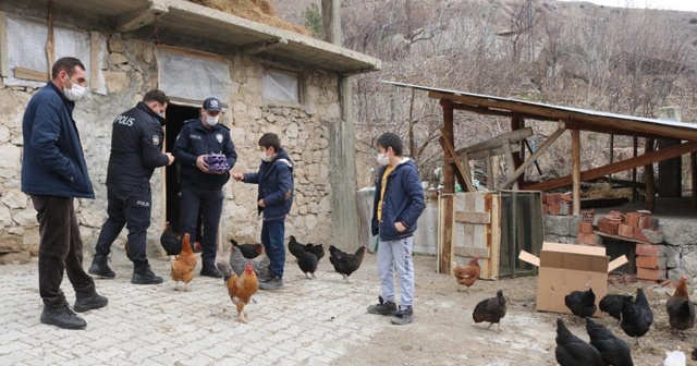 Polislerden soğuk kentin çocuklarına iç ısıtan yardım