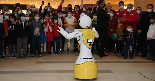 Robotlar halay çekti, erik dalı oynadı