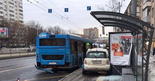 Rusya&#039;da aşırı süratli araç otobüs durağına daldı: 3 yaralı