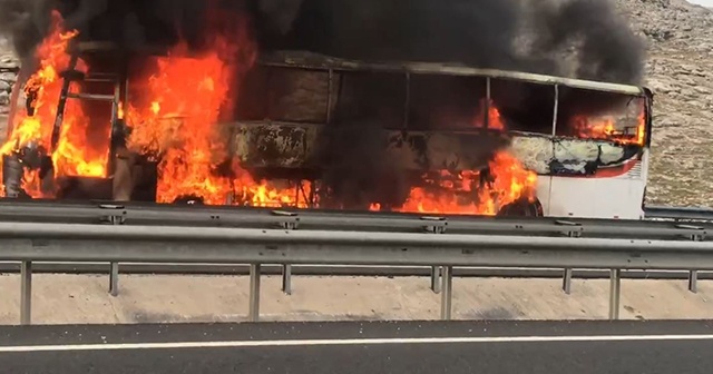 Şanlıurfa&#039;da yolcu otobüsü alev alev yandı