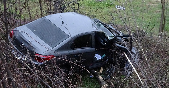 Şarampole yuvarlanan otomobilin sürücüsü ölümden döndü