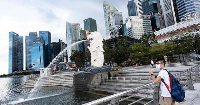 Singapur&#039;da polise doğru öksüren kişi hapis cezası aldı