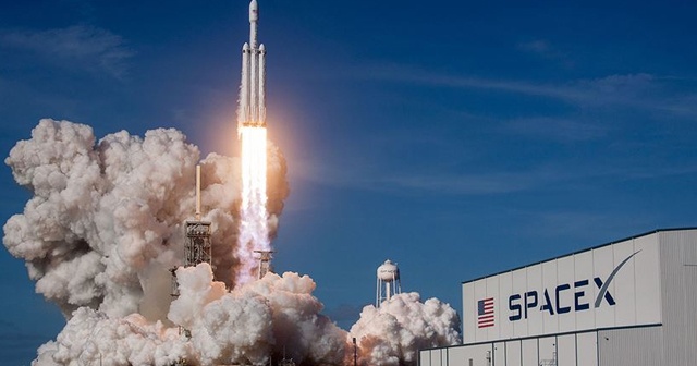 SpaceX’in roketi iniş sırasında infilak etti