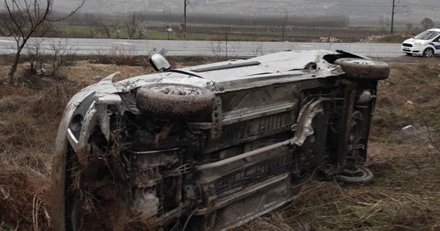 Takla atan otomobilden hafif sıyrıklarla atlattı