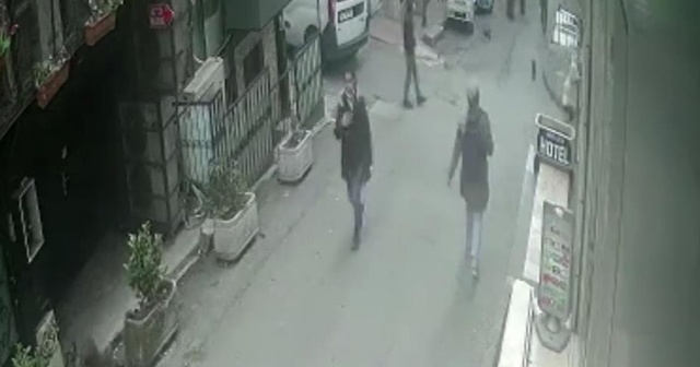 Taksim’de genç kadının yaşadığı kapkaç dehşeti kamerada