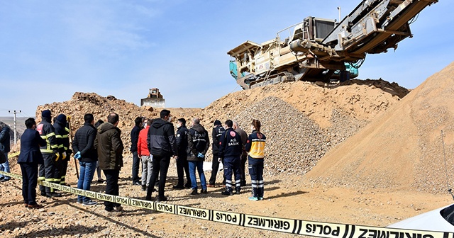 Taş kırma makinesinin haznesine düşen operatör öldü