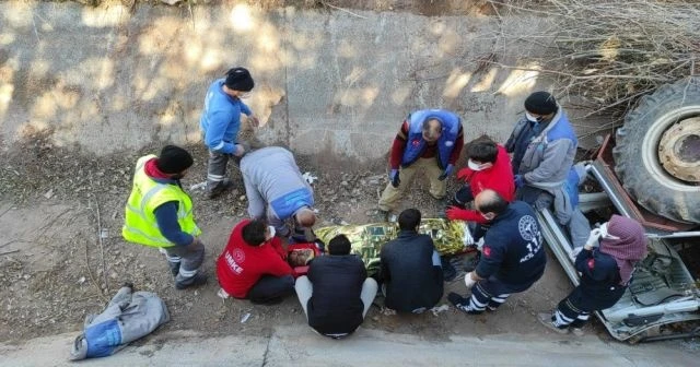 Temizlik görevlisi mezarlıkta traktörle sulama kanalına düştü