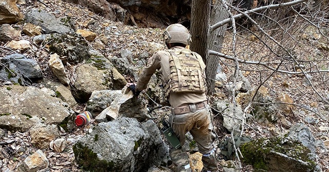 Teröristlere ait iki sığınak imha edildi