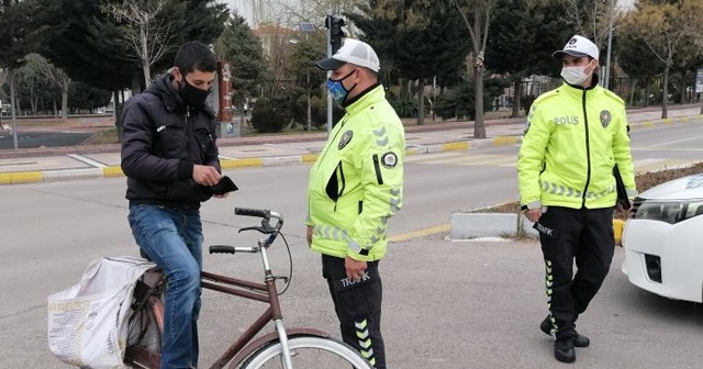 Ters şeride giren bisikletli polise yakalandı