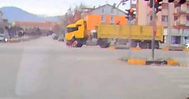 Tır ile motosiklet çarpıştı