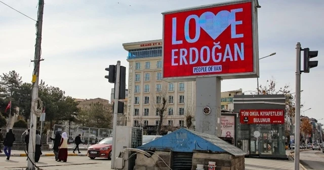 Van'da 3 dilde 'Love Erdoğan' görseli ekranlara yansıtıldı