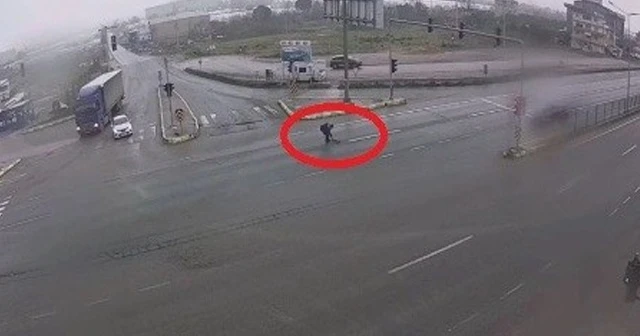Yere düşen Türk bayrağını böyle kaldırdı