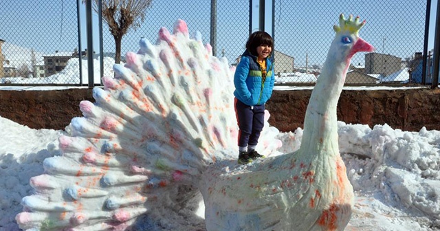 Yüksekova’da kardan ‘tavus kuşu’ yaptılar