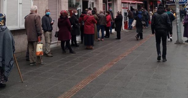 Zonguldak&#039;ta risk haritası kızardı, vatandaşlar caddelere akın etti