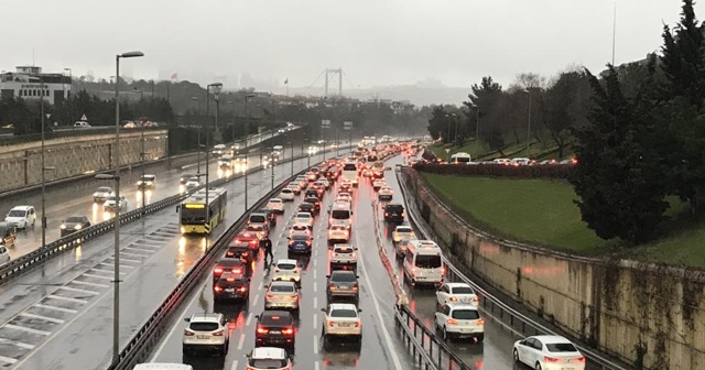 56 saatlik kısıtlama sonrası İstanbul’da trafik yoğunluğu