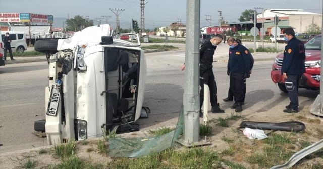 Amasya&#039;da minibüs ile otomobil çarpıştı: 6 yaralı