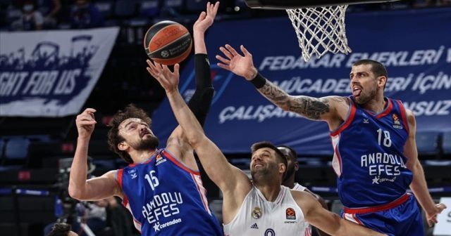 Anadolu Efes seride 2-0 öne geçti