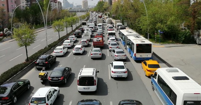 Ankara&#039;da kapanmanın ilk gününde trafik kilitlendi