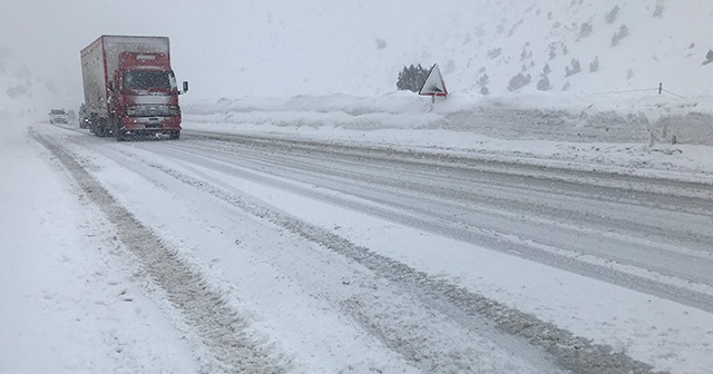 Antalya-Konya karayolunda kar sebebiyle felç olan trafik normale döndü