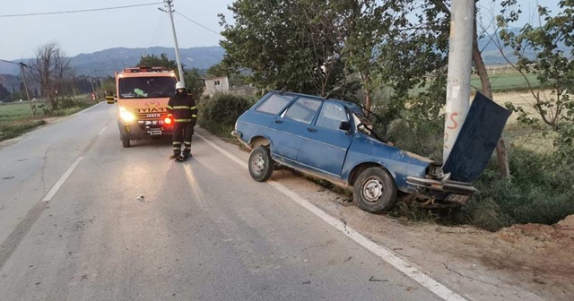 Aracıyla elektrik direğine çarpan sürücü can verdi