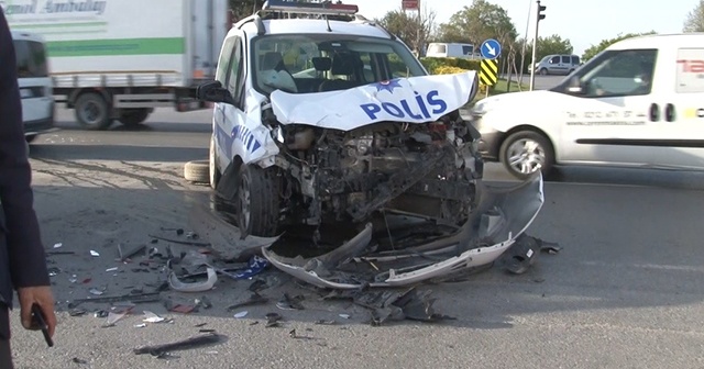 Arnavutköy’de polis otosuyla pikap çarpıştı