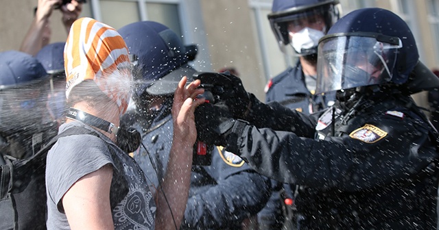 Avusturya&#039;da Kovid-19 önlemleri karşıtları polisle çatıştı