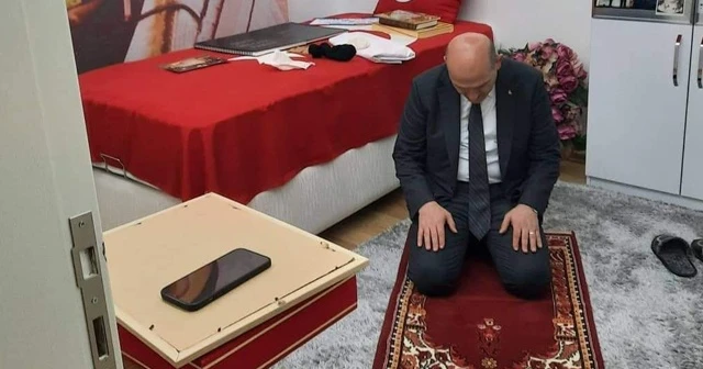 Bakan Soylu, şehidin seccadesinde namaz kıldı