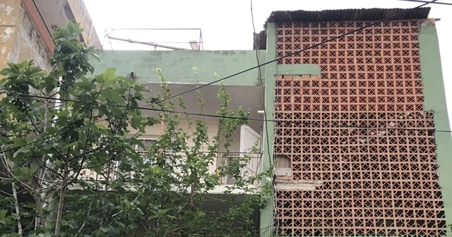 Balkondan aşağıya sarkan çocuğu itfaiye kurtardı