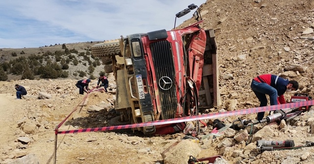 Barit madeninde uçuruma devrilen kamyonun sürücüsü öldü