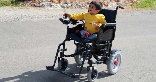 Bedeni 4 yaşında olan Harun, akülü arabasına kavuştu