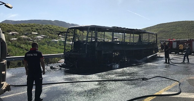 Bingöl&#039;de seyir halindeki yolcu otobüsü yandı