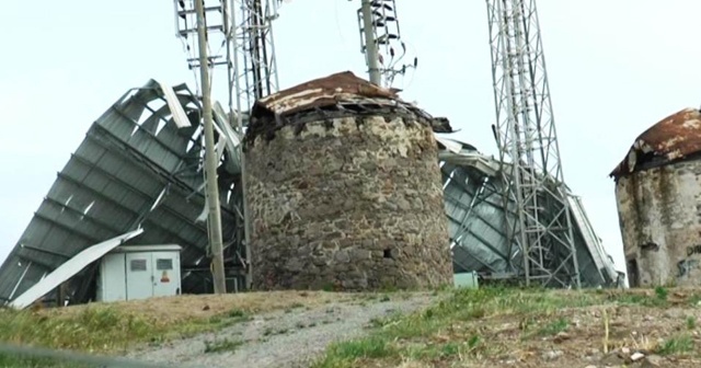 Bodrum’daki fırtına tonlarca ağırlıktaki çatıyı metrelerce uçurdu