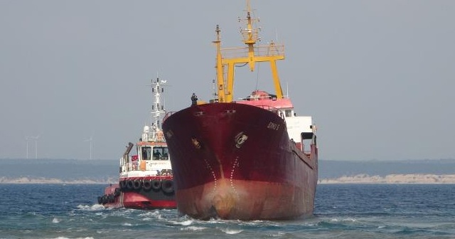 Bozcaada’da karaya oturan gemi kurtarıldı