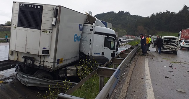 Bursa’da 4 araç birbirine girdi