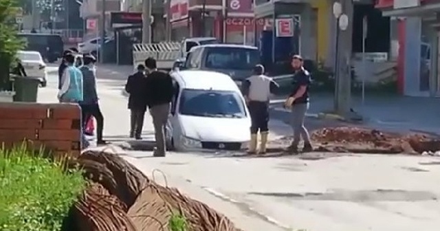 Caddede giderken otomobili ile çukura düştü