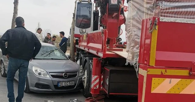 Çalışırken fren boşalan vinç zincirleme kazaya neden oldu