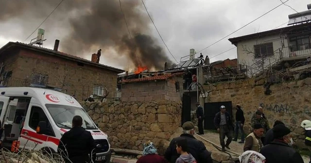 Çatıdaki yangın köylülere korku dolu anlar yaşattı