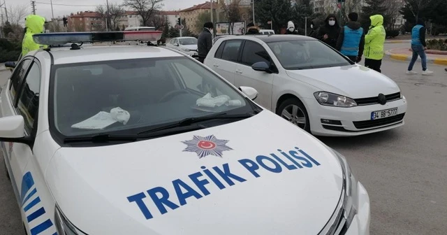 Çocukları pozitif olan karantinadaki kadın işe giderken yakalandı