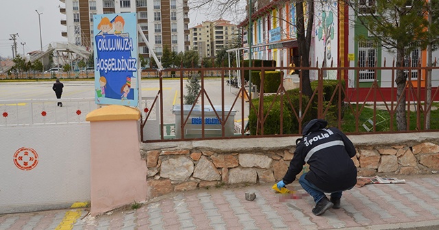 Çocuklarının okulunun önünde kayınpederini öldürdü