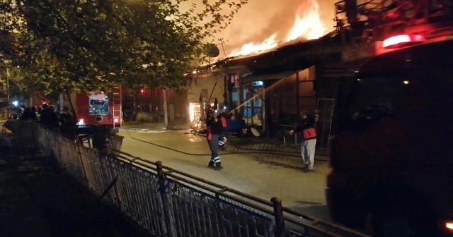 Çorum&#039;da korkutan yangın: 4 dükkan yandı, 3&#039;ü zarar gördü