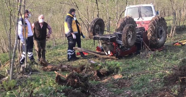 Devrilen traktörün altında kalan sürücü öldü