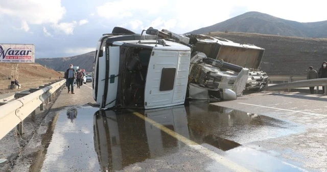 Devrilen vinç karayolunu trafiğe kapattı, 4 kilometrelik kuyruk oluştu